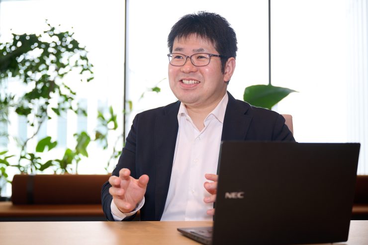インタビュー中の馬場崎氏