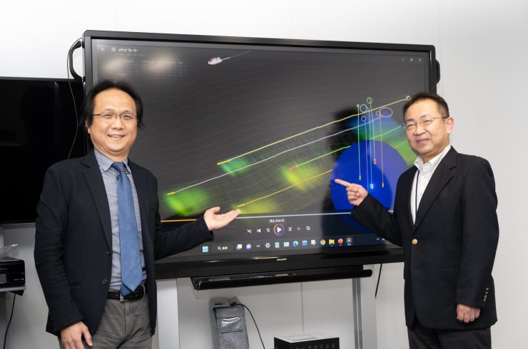 「複数の自律型海中ロボットの隊列制御による高効率な海底調査技術」について解説する国立研究開発法人 海洋研究開発機構の大澤弘敬氏（右）と、国立研究開発法人 海上・港湾・航空技術研究所の金岡秀氏（左）