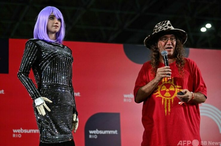 ベン・ゲーツェル氏とAIロボットの「デズデモーナ」。ブラジル・リオデジャネイロで開催された「ウェブサミット2023」で（2023年5月3日撮影）。(c)MAURO PIMENTEL / AFP