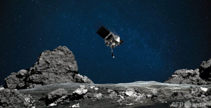 地球近傍小惑星「ベンヌ」へ向かって降下する無人探査機「オシリス・レックス」のイメージ図。米航空宇宙局（NASA）提供（2020年8月11日提供、資料写真）。(c)AFP PHOTO :NASA:GODDARD:UNIVERSITY OF ARIZONA:HANDOUT