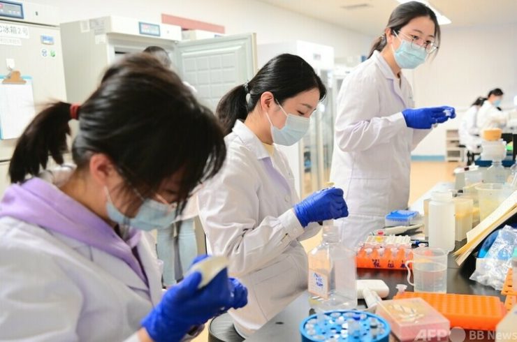 中国にある脳神経疾患研究室の研究者（2021年11月9日撮影、資料写真）。(c)CNS:陳驥旻
