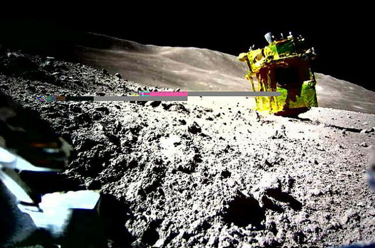 変形型月面ロボット（LEV-2、愛称「SORA-Q」）が撮影した「SLIM」。JAXA提供（2024年1月25日提供）。(c)HANDOUT : JAPAN AEROSPACE EXPLORATION AGENCY (JAXA) : TAKARA TOMY : SONY GROUP : DOSHISHA UNIVERSITY : AFP