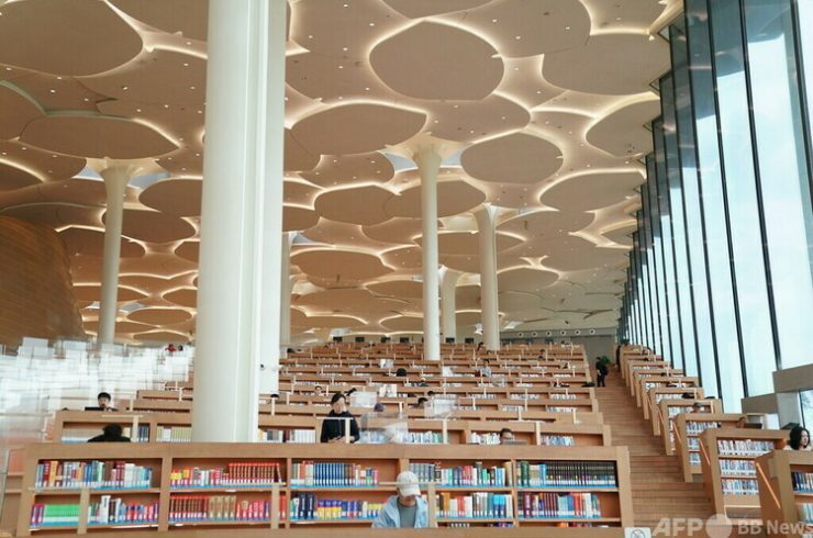 第29回「世界本の日」の4月23日、北京市図書館で読書や勉強をする市民たち（2024年4月23日撮影、資料写真）。(c)CNS:陳芳婷