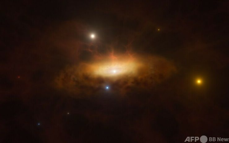 銀河「SDSS1335+0728」にあるブラックホールに、周囲の物質が吸い込まれて成長するガス円盤を描いた想像図。欧州南天天文台（ESO）提供（2024年6月18日入手）。(c)AFP PHOTO / European Southern Observatory / ESO/M. Kornmesser