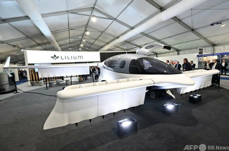 英国の航空見本市「ファンボロー国際航空ショー」で展示された、独リリウムが開発した電動垂直離着陸機（eVTOL）「リリウムジェット」（2024年7月22日撮影）。(c)JUSTIN TALLIS : AFP