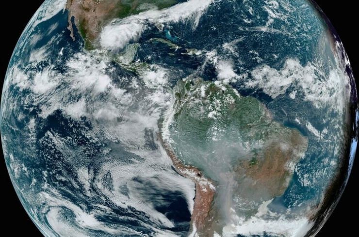 米航空宇宙局（NOAA）の人工衛星が捉えた、ブラジル、ボリビア、パラグアイ、アルゼンチン、ウルグアイにまたがるアマゾン熱帯雨林の森林火災に伴う煙（2024年9月9日公開）。(c)Handout / NOAA/GOES / AFP