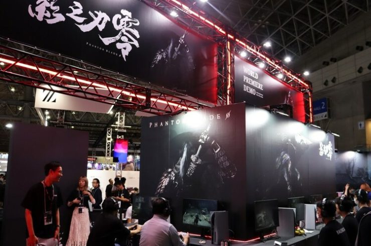 東京ゲームショウ2024で、中国製ゲーム「Phantom Blade Zero」を体験する人たち(2024年9月26日撮影)。(c)Xinhua News