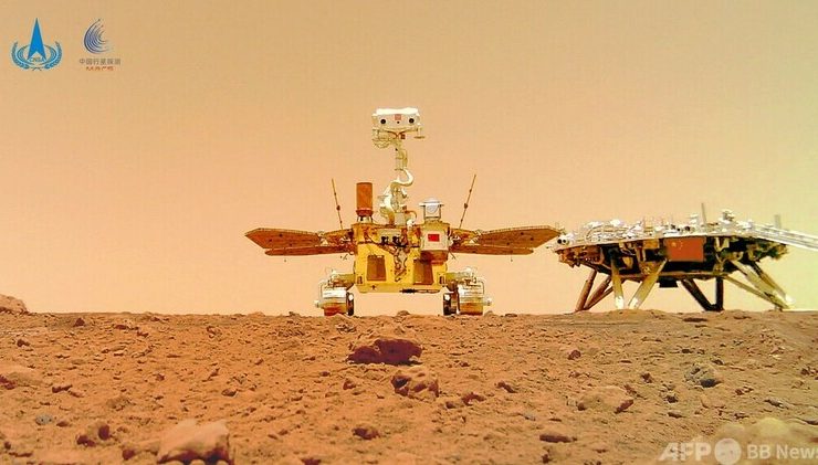 中国の火星探査車「祝融」の分離カメラが撮影した、祝融（左）と着陸機。国家航天局（CNSA）提供（撮影日不明、2021年6月11日公開）。(c)AFP PHOTO : CNSA