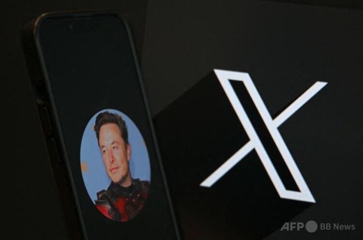 X（旧ツイッター）のロゴとスマートフォンに表示されたイーロン・マスク氏の写真（2024年9月27日撮影）。（c）Nicolas TUCAT:AFP