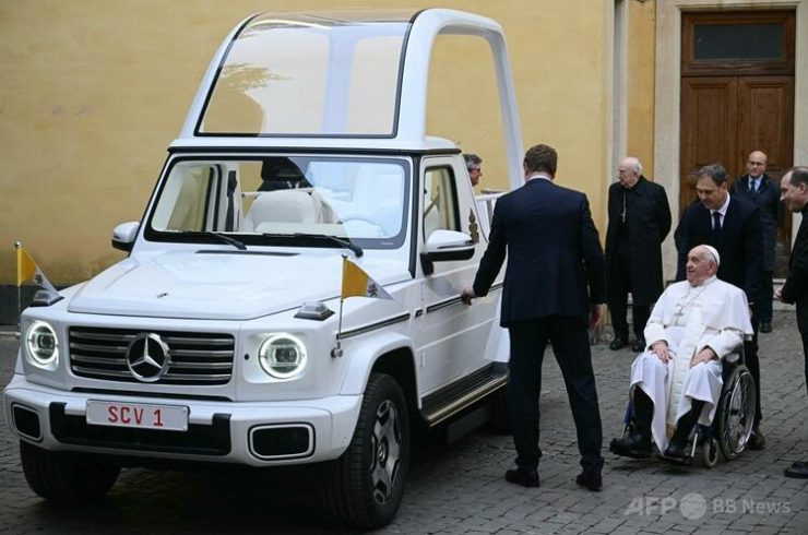 バチカンで電動の教皇専用車を贈呈されるローマ・カトリック教会のフランシスコ教皇（右、2024年12月4日撮影）。(c)Filippo MONTEFORTE:AFP