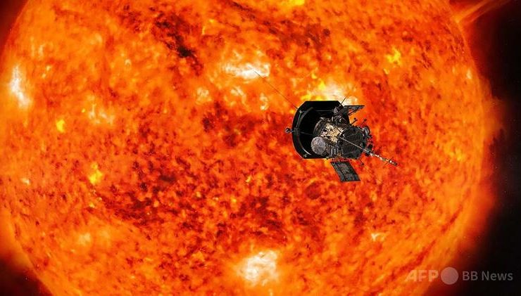 太陽に接近するNASAの無人探査機「パーカー・ソーラー・プローブ」の想像図（2018年7月6日提供）。(c)AFP PHOTO : NASA : Johns Hopkins APL