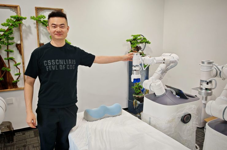 李暁輝CEOと同社のマッサージロボット