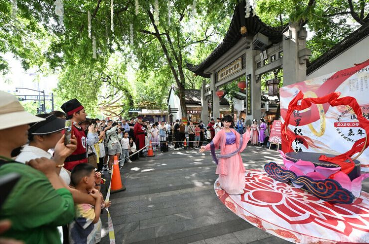 浙江省杭州市の観光地でパフォーマンスをするロボット（2025年5月1日撮影、資料写真）。(c)CNS:王剛