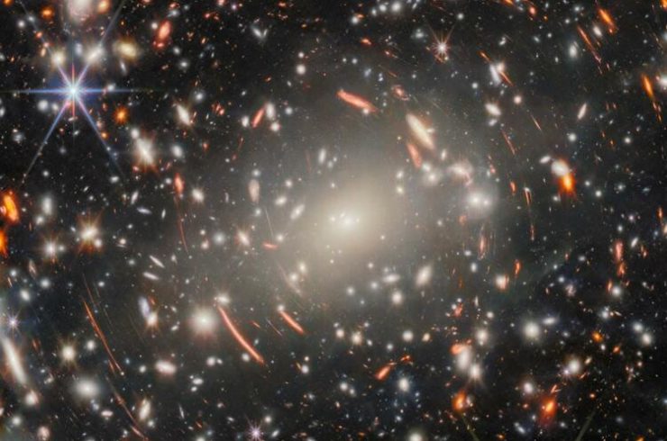 ジェームズ・ウェッブ宇宙望遠鏡が撮影した地球から約45億光年離れた銀河団「Abell S1063」の画像（2025年5月27日公開）。(c)AFP PHOTO/ESA/ NASA & CSA, H. ATEK, M. ZAMANI/HANDOUT