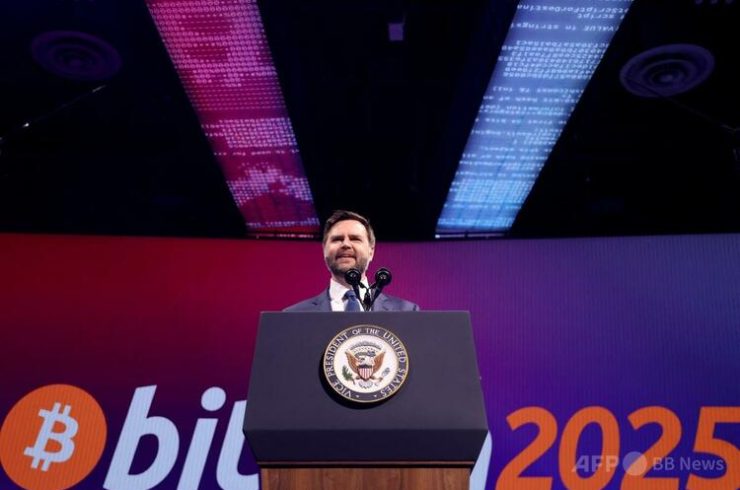 米ラスベガスで開催されている暗号資産（仮想通貨）ビットコインの関連イベントで演説するJ・D・バンス米副大統領（2025年5月28日撮影）。（c）Ian Maule:AFP