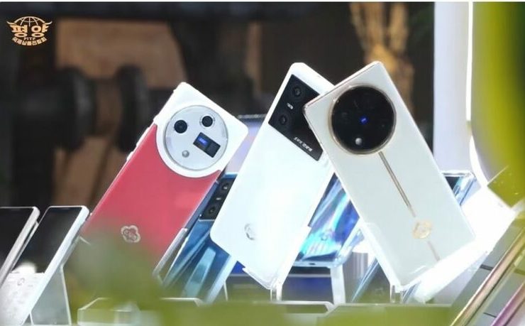 第23回平壌春季国際商品展示会で公開された北朝鮮の新型スマートフォン「チンダルレ12」（左）＝YouTubeチャンネル「KANCC TV」(c)news1