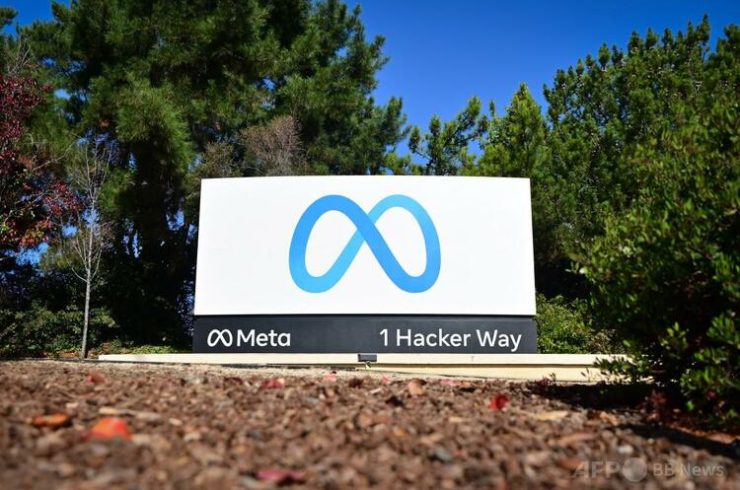 米カリフォルニア州メンロパークにある米交流サイト大手メタ本社前のロゴ（2022年11月9日撮影）。（c）JOSH EDELSON:AFP