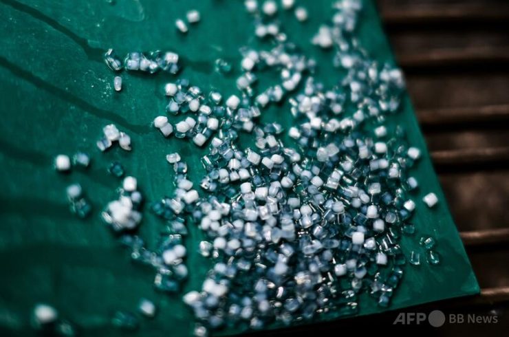 フランスのリサイクル工場で圧縮されるPETプラスチックのボトル（2023年6月1日撮影）。(c)JEFF PACHOUD/AFP フランスのリサイクル工場で撮影されたPETプラスチックのペレット（2023年6月1日撮影）。(c)JEFF PACHOUD/AFP2/2 フランスのリサイクル工場で撮影されたPETプラスチックのペレット（2023年6月1日撮影）。(c)JEFF PACHOUD/AFP