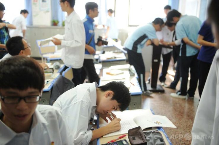 教室で数学の問題を解く生徒（2012年10月15日撮影、資料写真）。(c)PETER PARKS:AFP