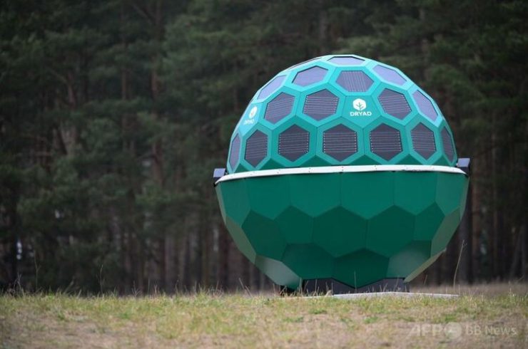 ドライアドが開発した、AIが搭載された初の自律型ドローンの森林火災早期探知システム。ドイツ東部エーベルスバルデで（2025年3月27日撮影）。(c)RALF HIRSCHBERGER:AFP