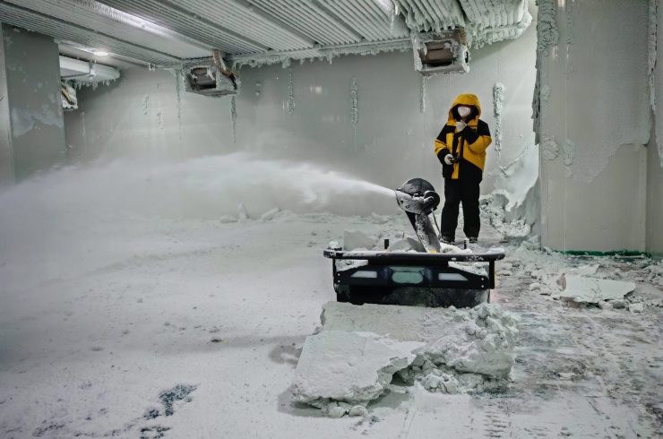 雪のない深センで開発するため、Yarbo社内の巨大な人工降雪ルームで雪かきロボットが開発されている