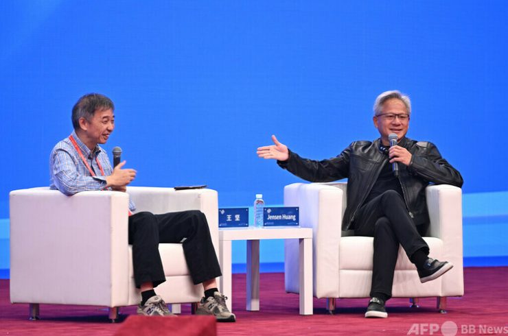 チェーン博で対談する米半導体大手エヌビディアCEOの黄仁勳氏（右）とアリババクラウド創業者の王堅氏（左）＝2025年7月17日撮影・資料写真(c)CNS:趙文宇