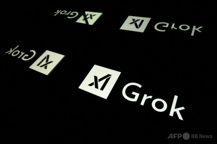人工知能（AI）新興企業xAIの対話型生成AI「グロック」のロゴを表示するスクリーン（2025年1月13日撮影）。（2025年1月13日撮影）。（c）Lionel BONAVENTURE/AFP