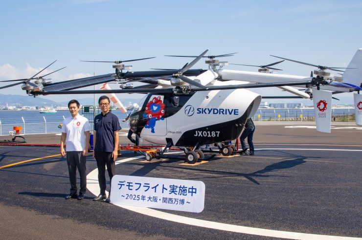 左から、大阪府知事 吉村洋文氏、SkyDrive 代表取締役CEO 福澤知浩（画像はすべてSkyDrive 提供）