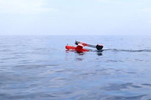 海面を移動する海底観測用UAV（画像提供：横田氏）