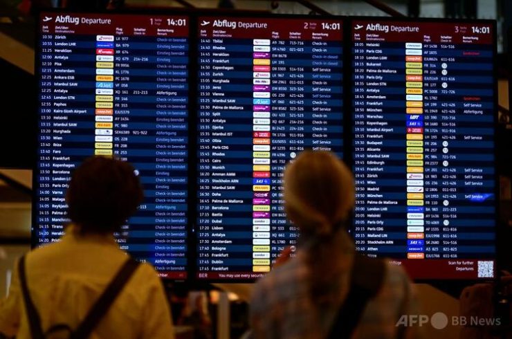 独ベルリン・ブランデンブルク国際空港で、フライト情報表示板を見る乗客（2025年9月20日撮影）。(c)Tobias SCHWARZ/AFP