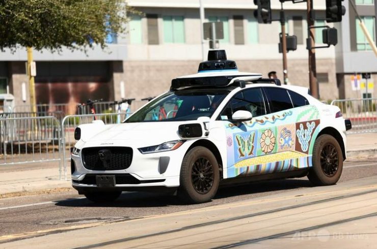 米IT大手アルファベット傘下の自動運転車開発企業ウェイモのタクシー（2025年9月15日撮影）。(c)CHARLY TRIBALLEAU:AFP