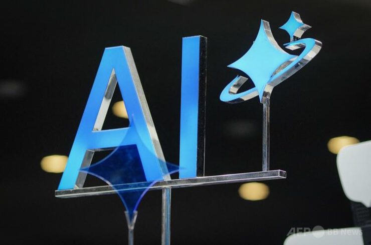 バルセロナで開催された見本市の会場に展示される「AI」の文字のオブジェ（2025年3月3日撮影、資料写真）。（c）Manaure Quintero:AFP