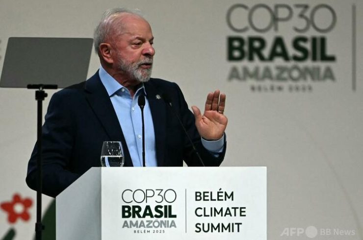 ブラジル北部アマゾン地域の都市ベレンで開催された国連気候変動枠組み条約第30回締約国会議（COP30）で演説するブラジルのルイス・イナシオ・ルラ・ダシルバ大統領（2025年11月6日撮影）。（c）Mauro PIMENTEL / AFP
