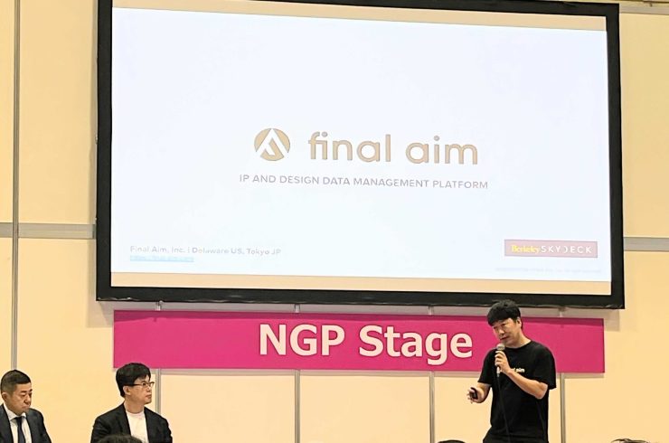 CEATEC 2025で「Final Design」のプレゼンテーションを行う朝倉氏（右）（提供：Final Aim）