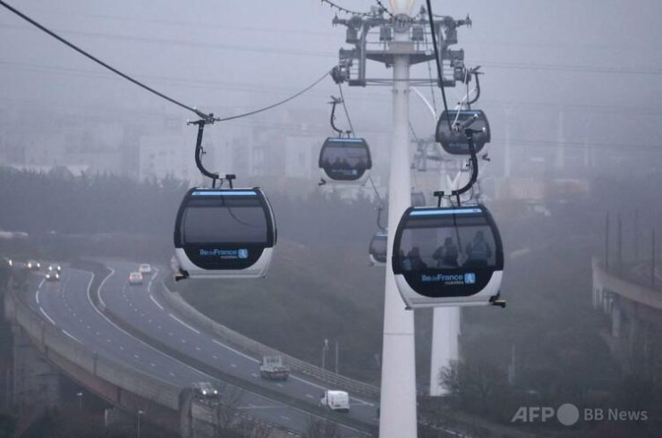 パリ南東部の郊外で運行を開始した都市型ケーブルカー(2025年12月13日撮影)。(c)Thomas SAMSON:AFP