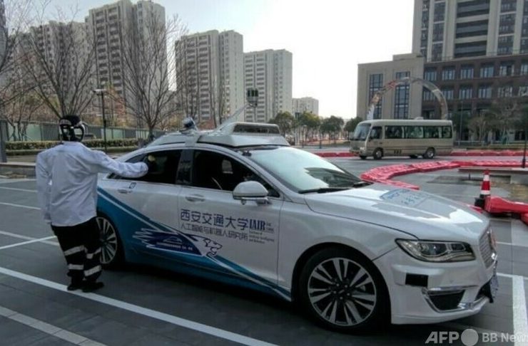 飲料をスマートカーに置くロボットのサービススタッフ＝2025年12月14日撮影(c)CNS:鐘昇