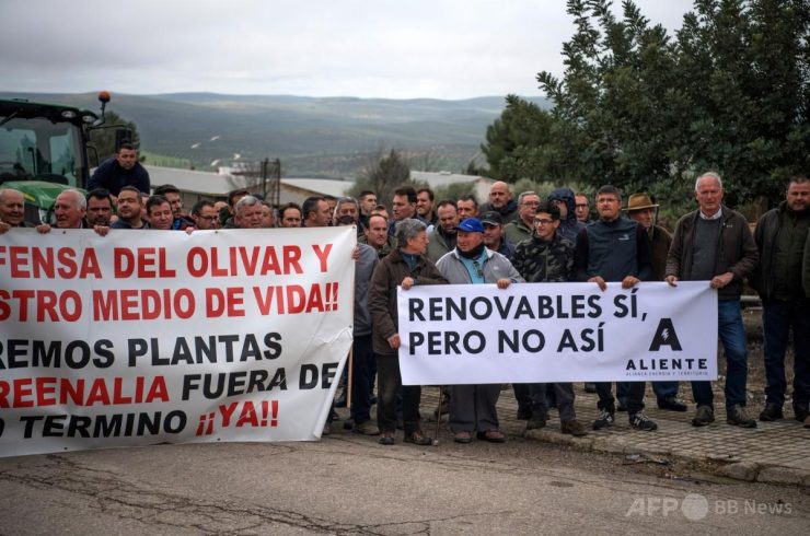 スペイン・アンダルシア州ロペラで、農地の収用に反対し、オリーブ畑を守るためにデモを行うオリーブ農家ら（2025年3月24日撮影）。（c）CRISTINA QUICLER:AFP