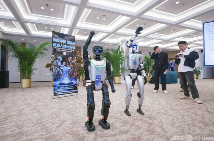 北京亦庄で開かれたロボット弁論大会の復選で、観客にあいさつするロボット＝2025年11月2日撮影・資料写真(c)CNS:賈天勇