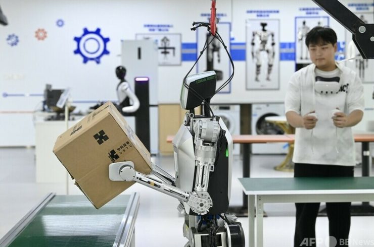 搬送作業を行う人型ロボット＝2025年6月19日撮影・資料写真(c)CNS:韓蘇原