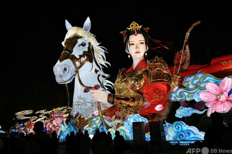 四川省自貢市で第32回自貢国際恐竜ランタンフェスティバルが開催され、来場者の目を引く「木蘭伝奇」のランタン作品=2026年1月23日撮影・資料写真(c)CNS:王磊