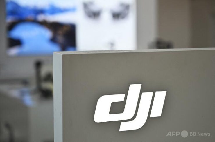 中国のハイテク機器メーカー、大疆創新科技(DJI)のロゴ(2019年5月27日撮影)。(c)HECTOR RETAMAL:AFP