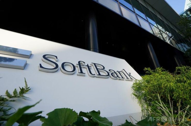 都内の本社に掲げられたソフトバンクグループのロゴ（2025年11月21日撮影）。（c）Kazuhiro NOGI:AFP