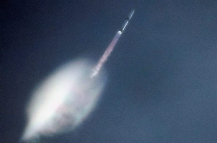 4月19日、米国フロリダ州ケープカナベラルの基地から打ち上げられる大型ロケット「ニューグレン」。REUTERS/Joe Skipper
