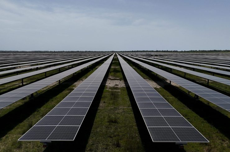 写真はアルバニア・カラバスタに並ぶ太陽光パネル。4月14日、REUTERS/Fatos Bytyci