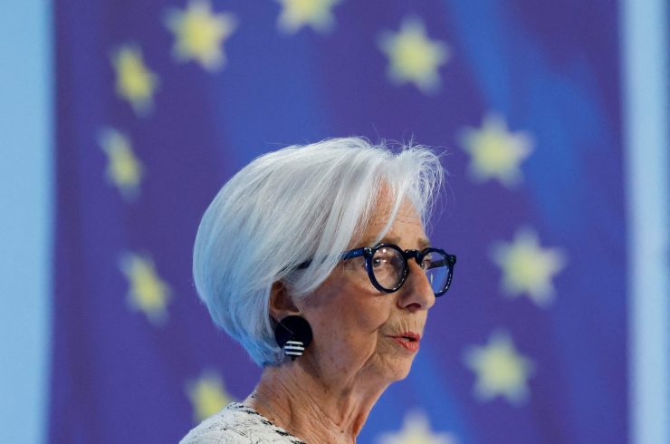 写真は欧州中央銀行（ＥＣＢ）のラガルド総裁。4月30日、独フランクフルトで撮影。REUTERS/Heiko Becker