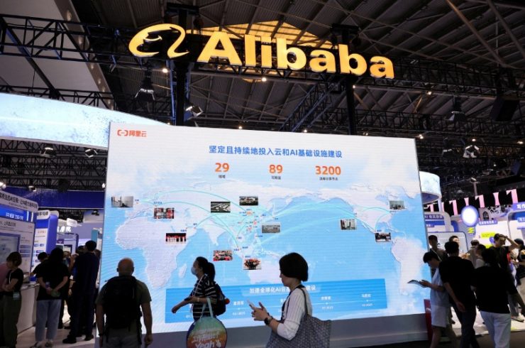 写真は２０２５年７月、中国・上海で開催された世界人工知能会議でアリババのブースを訪れる人々。 REUTERS/Go Nakamura