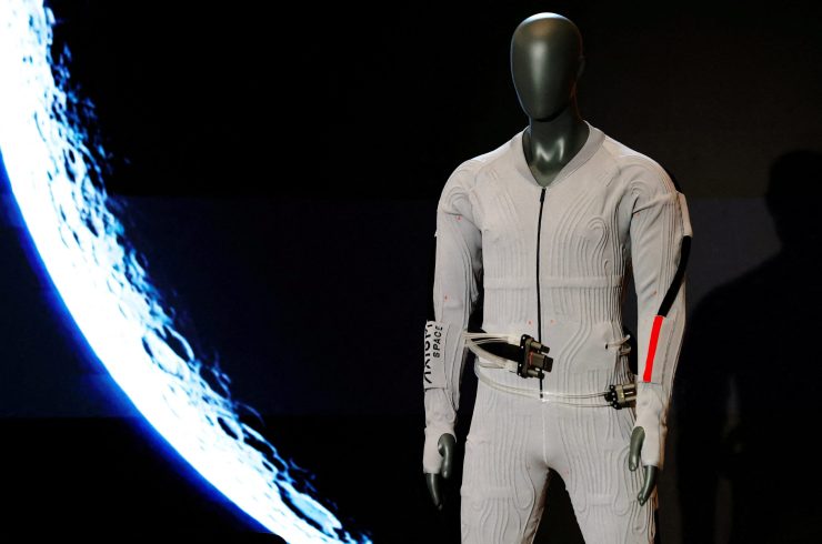プラダとアクシオム・スペースが共同開発した、内側に液体冷却と換気機能を備えた衣服が、2026年6月7日、米国ニューヨーク市で開催された記者会見で発表された。REUTERS/Heather Khalifa