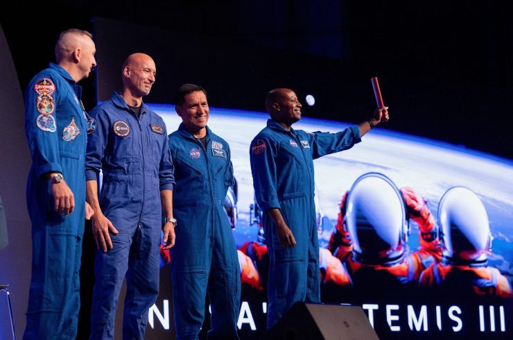 6月9日、米テキサス州ヒューストンのNASAジョンソン宇宙センターで行われた式典で指名された「アルテミスＩＩＩ」の乗組員。 REUTERS/Antranik Tavitian