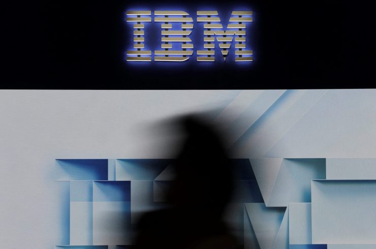 IBMのロゴ、スペイン・バルセロナで開催された展示会で3月3日撮影　REUTERS/Nacho Doce