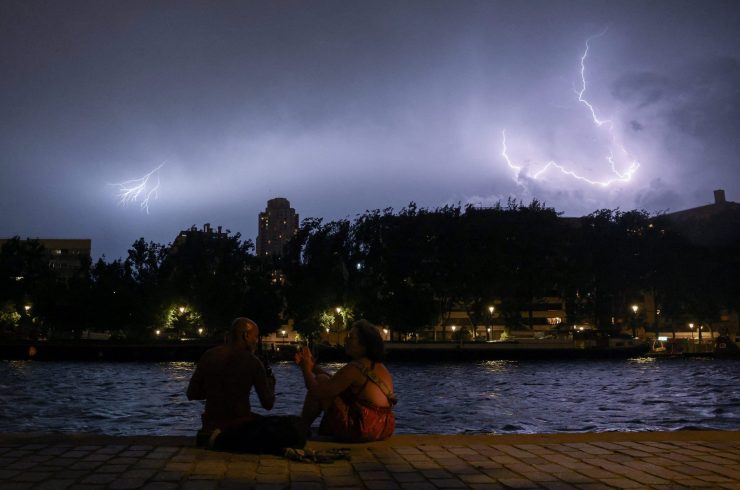 写真は熱波が襲うパリ市内の落雷。6月27日、パリで撮影。 REUTERS/Tom Nicholson